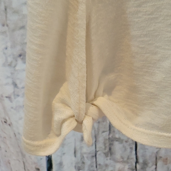 White(ish) sleeveless Bobeau top with hem detail - Picture 3 of 3